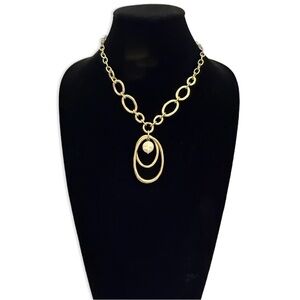 CHICO’S Gold-Tone Layered Oval Pendant Necklace w Flattened Pearl Accent  | NWT
